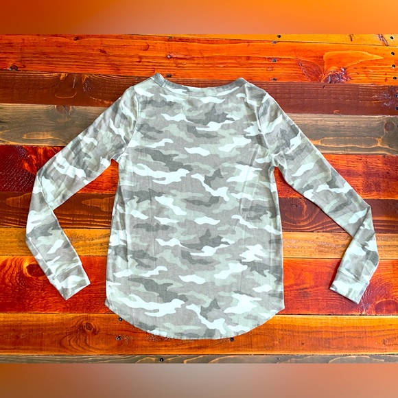 ❤️PINK❤️ Victoria’s Secret Crewneck Long-Sleeve Tee - Picture 2 of 3